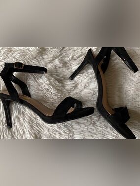 New women’s Sz 7.5  black suede sandals
